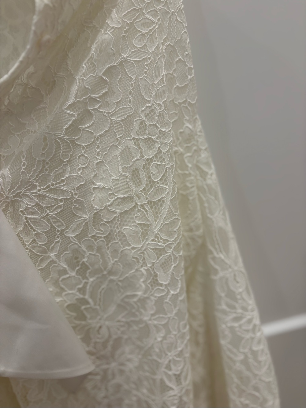 Alice + Olivia Cream Puff Sleeve Blouse Size Medium - Picture 5 of 11